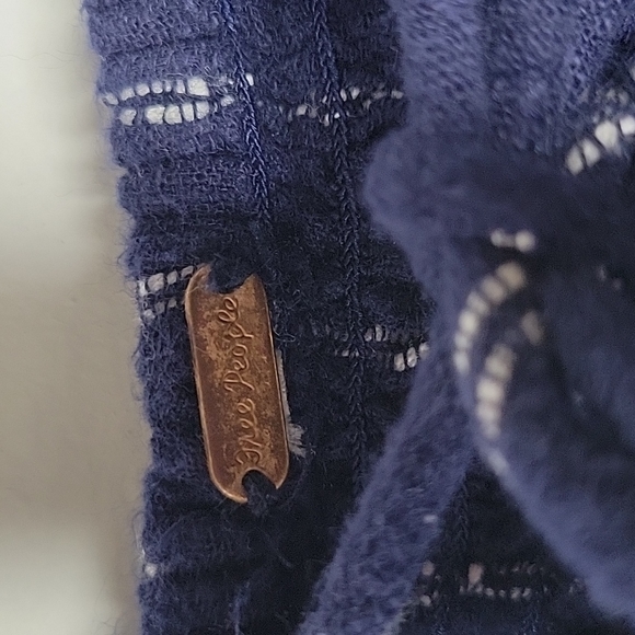 Free People crop top/frayed hem top. Size XS - Picture 6 of 10